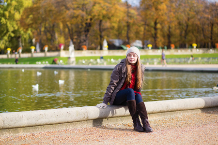 在巴黎的卢森堡花园里的女孩