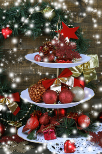 圣诞装饰品在甜点上站，木制的背景上
