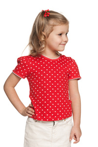 小女孩穿着红色的衬衫
