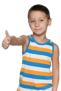 一个穿着条纹衬衫的小男孩举起了他的拇指
