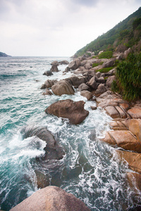 海浪在海岸岩石上猛撞