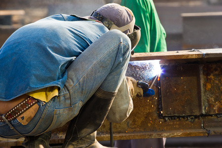 trabajadores al aire libre con mscara protectora de metal y las