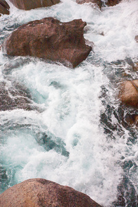 海浪在海岸岩石上猛撞