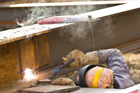 trabajadores al aire libre con mscara protectora de metal y las