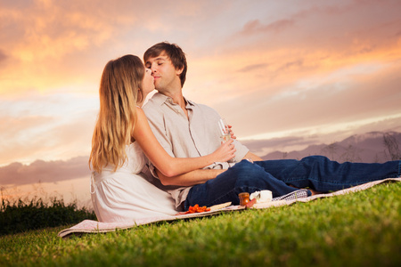 有吸引力情侣接吻浪漫野餐