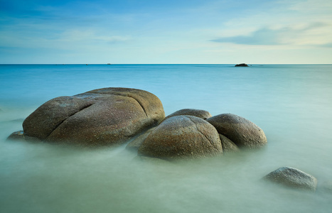 长时间曝光的大海和岩石