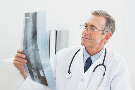 医生看 x 射线照片的脊柱在办公室