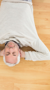 一个男人睡在地板上的顶视图