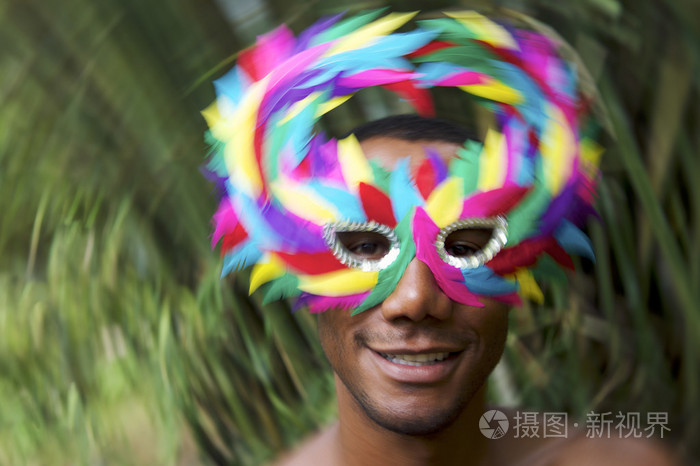 巴西狂欢节微笑巴西人在多彩的面具
