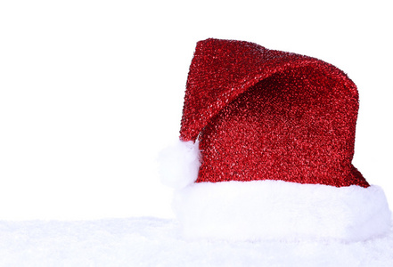 圣诞老人的帽子，孤立在白色的雪地上