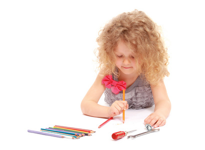 快乐的小女孩，用铅笔绘图