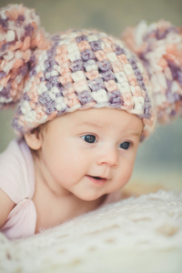 与淋巴腺的针织帽可爱初生女婴