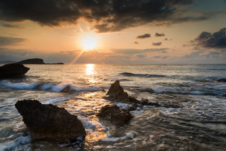 对 s meditarranean 海景观海岸线岩石日出