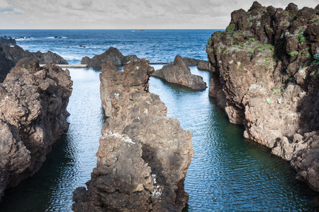 美丽的山脉和海洋上北部海岸附近有 boaventura 马德拉岛 葡萄牙视图