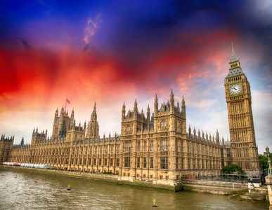 威斯敏斯特宫在日落时，伦敦。议会两院