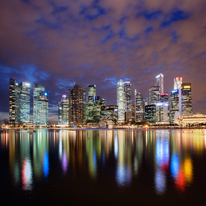 在晚上的新加坡城市天际线