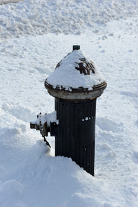 消火栓在新鲜的雪下图片