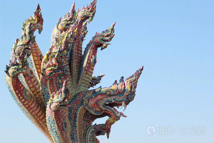 泰国的龙娜迦雕像在寺庙泰国的国王
