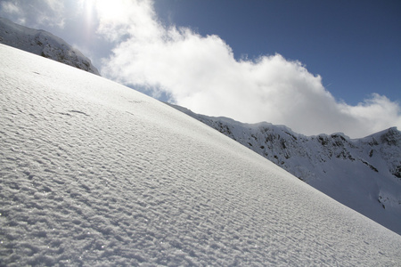 粉雪，山地景观的滑雪坡