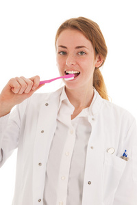 牙医用粉红色画笔显示了何来做