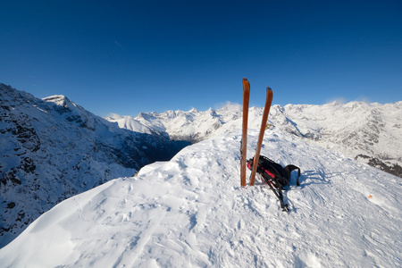 滑雪旅游设备和雪崩安全工具