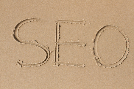 字母 s e o 绘制在沙子里