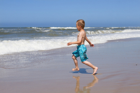 男孩跑进海洋