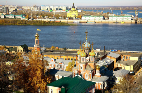 十月秋天景色的多彩的下诺夫哥罗德俄罗斯