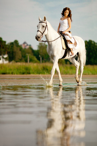 年轻的女子在一匹马。马背上的骑士，骑着匹马 b 上的女人