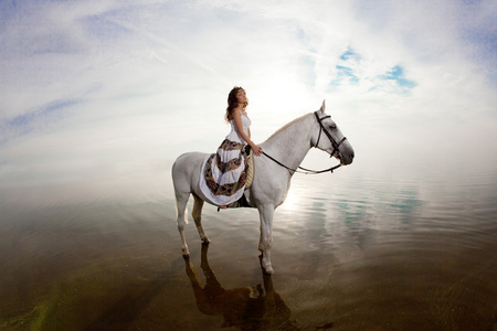 美丽的女人，骑着马。马背上的骑士，骑着马的女人