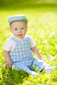 可爱的小宝宝在公园的草地上。甜甜宝贝在户外
