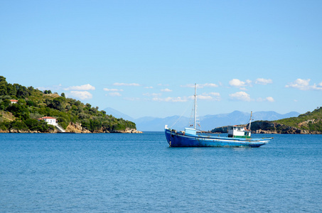 船在海湾