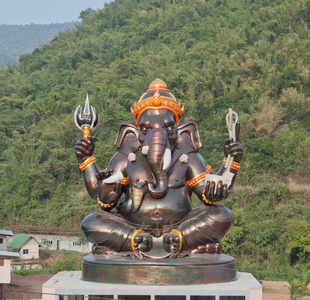 巨大的印度教神 ganesh 楼顶在临屋区的一座寺庙