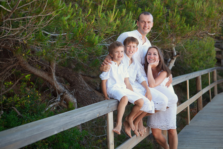幸福的家庭，身穿白衣的肖像