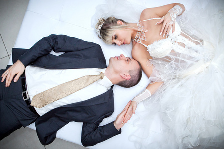 新娘和新郎躺在床上