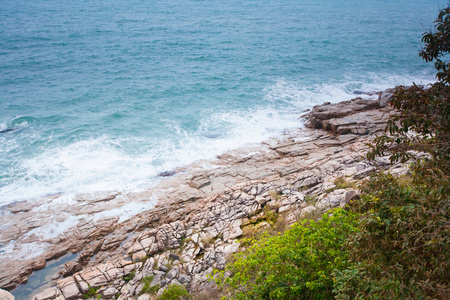 海浪在海岸岩石上猛撞