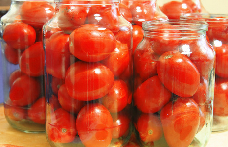 可口的西红柿作好准备，罐头在玻璃罐子里