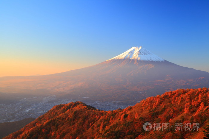 富士山在清晨的阳光中闪耀