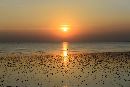 日落时分的 bangpoo 海滩，泰国