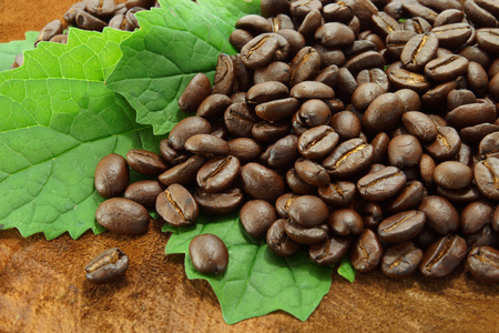 木制的背景上的咖啡豆