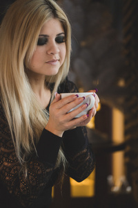 一名年轻女子与一杯咖啡的肖像
