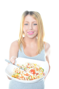 年轻女子吃新鲜的沙拉