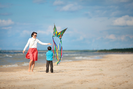 年轻母亲和她的儿子玩风筝