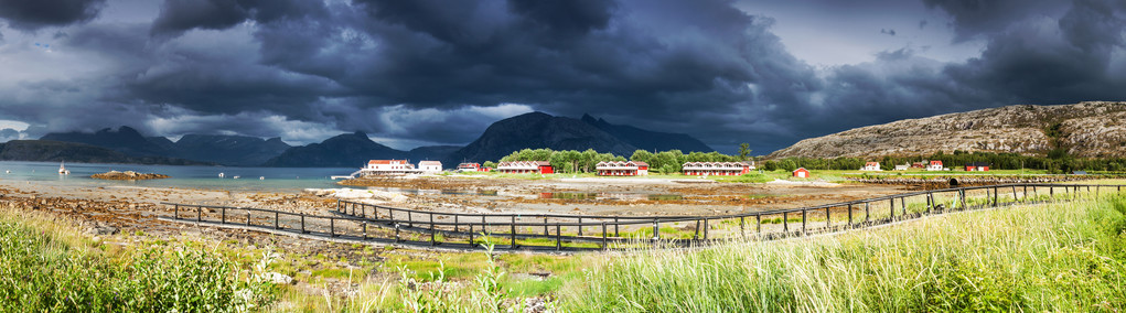 在挪威北部的 Tarnvika 村的全景镜头期间