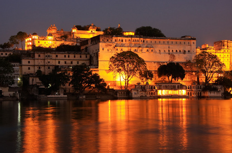 城市宫殿建筑群在夜晚，乌代布尔，拉贾斯坦邦，印度