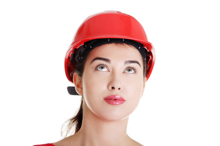 自信女性工作者在头盔向上看