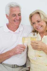 性格开朗的年长夫妇敬酒香槟笛子