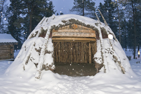 雪背景中的小木屋图片