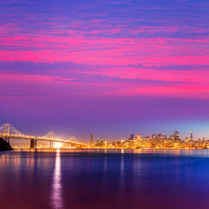 旧金山日落的天际线加利福尼亚湾水倒影