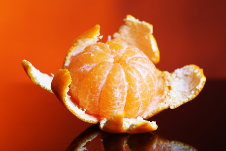 成熟的甜橘，在深色背景上
